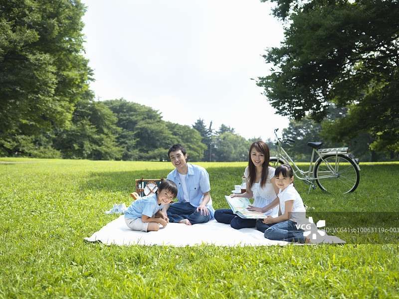 一家人在公园野餐，微笑，拍照图片素材