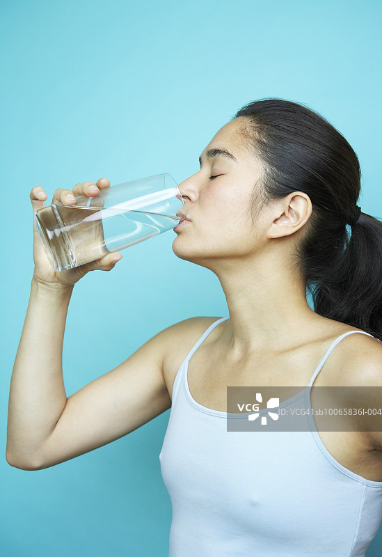 喝水的女人，特写图片素材