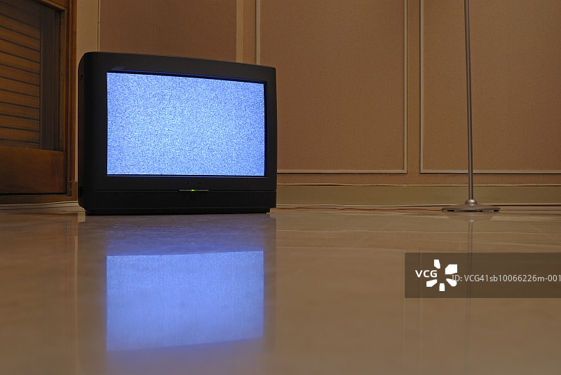 电视显示静电反射在地板上图片素材