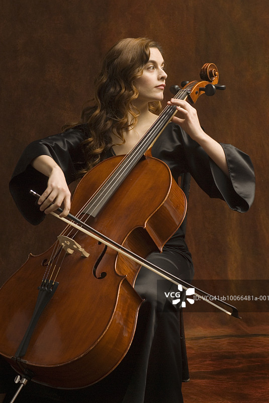 年轻女子拉大提琴图片素材