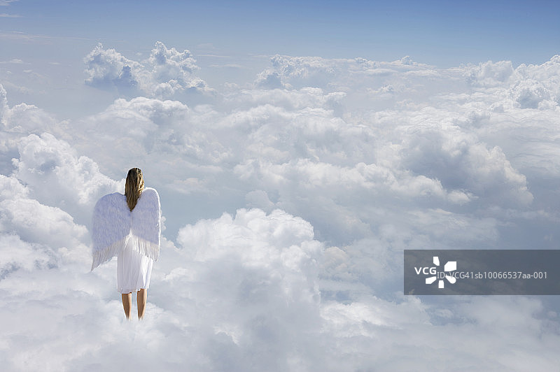 天使之翼的女子站在云端，后景(数码合成)图片素材