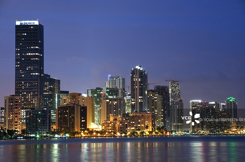 美国，佛罗里达，迈阿密市中心黄昏时分图片素材
