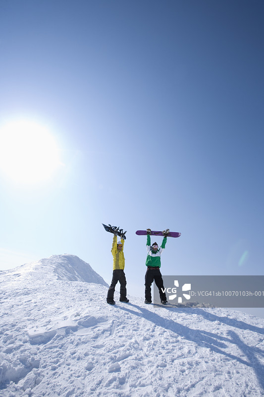 滑雪板运动员在斜坡上欢呼图片素材