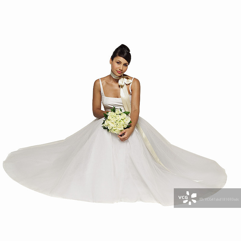 正面视图肖像的新娘抱着花束图片素材