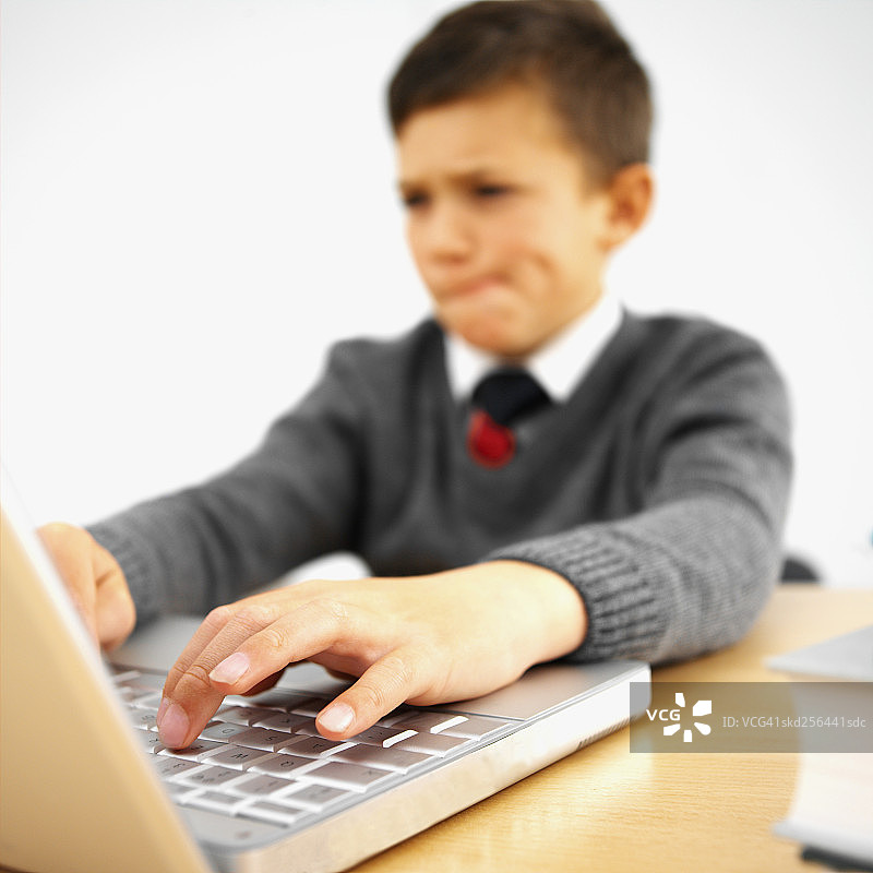 男孩在笔记本电脑上工作的特写(10-11)图片素材