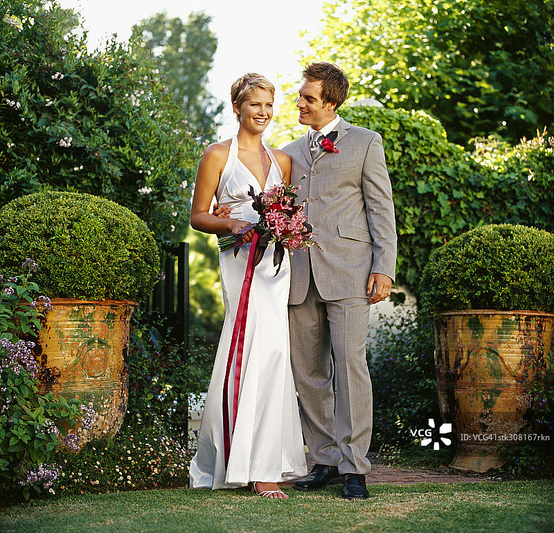 新娘和新郎一起站在草坪上图片素材