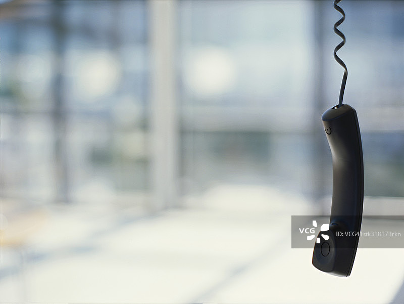 悬挂在办公室的电话听筒的特写图片素材
