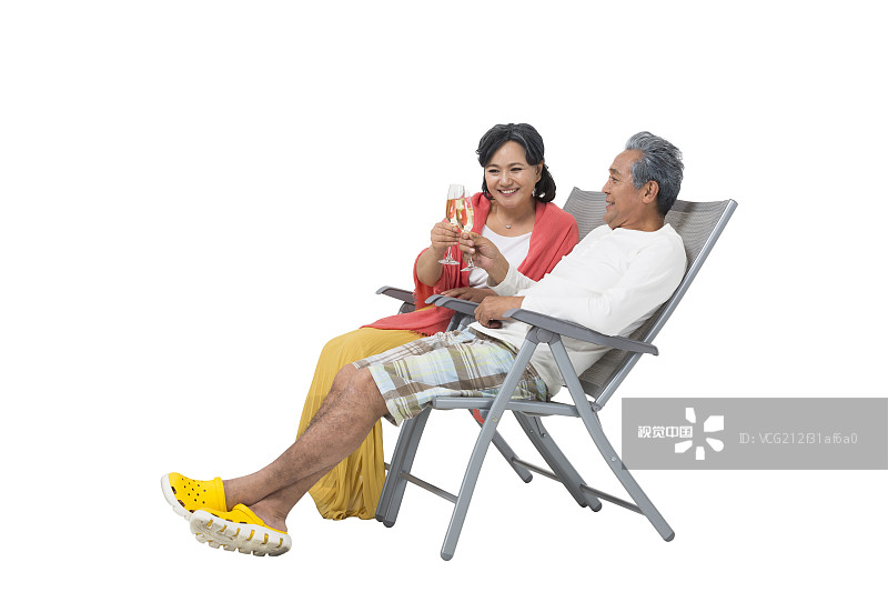 快乐的老年夫妇坐在沙滩椅上图片素材