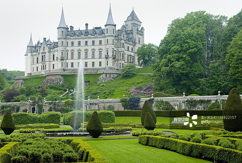 丹罗宾城堡精致花园概览。英国苏格兰图片素材