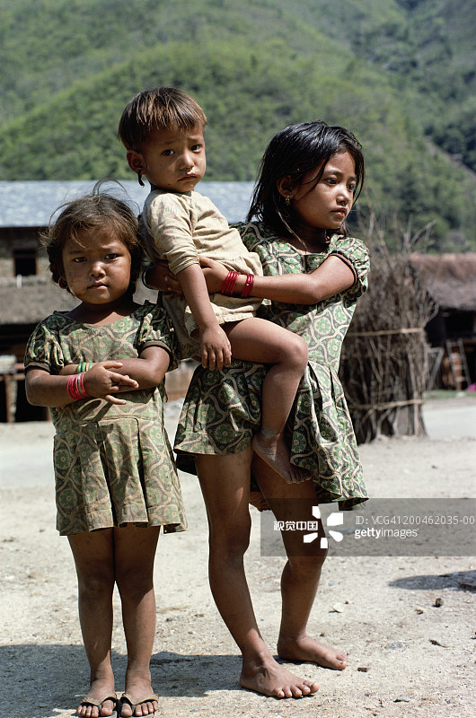 尼泊尔，三个孩子在村子里，人像图片素材