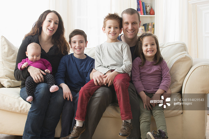 白人家庭在沙发上微笑图片素材