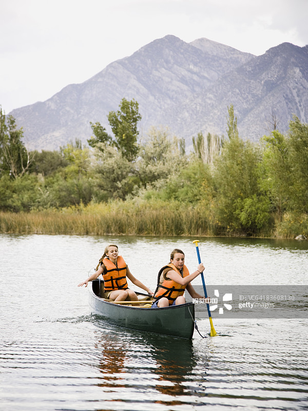 两个女孩划着独木舟图片素材