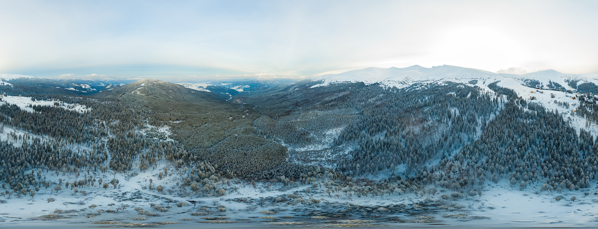 空中360度全景图，多雾的冬季山图片下载