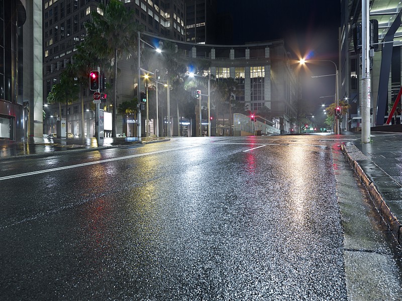 城市的街道晚上，湿漉漉的图片下载