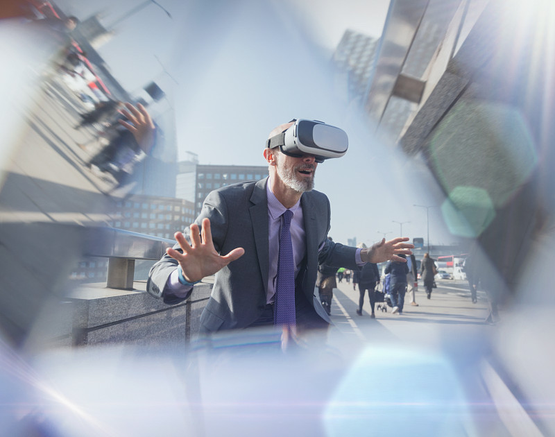 商人在城市桥梁上使用虚拟现实模拟眼镜图片下载