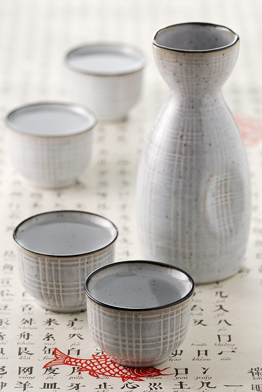 瓶子和杯子saké图片下载