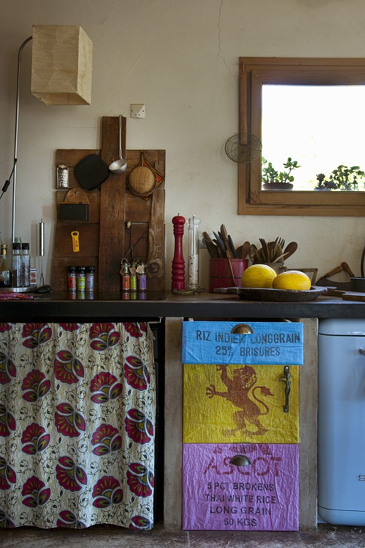 古怪的厨房柜台，有花窗帘和用旧麻袋装饰的门图片下载