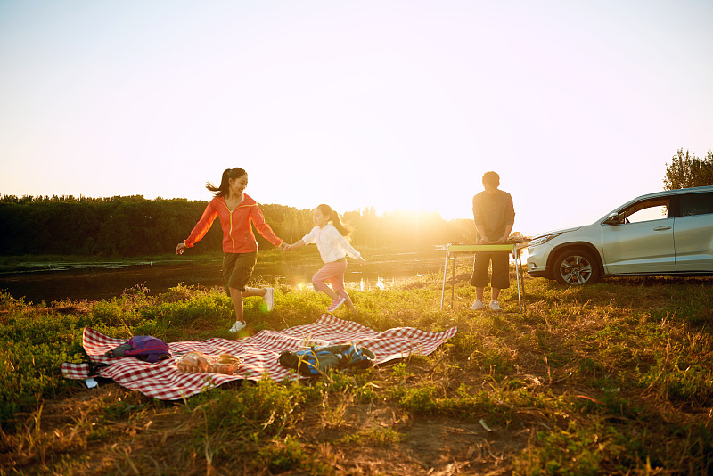 幸福家庭户外野餐图片素材