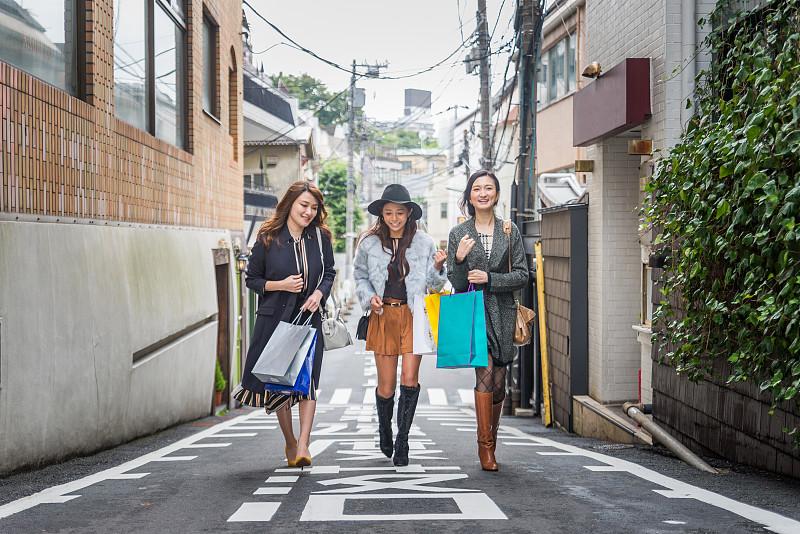 女性在东京购物图片素材