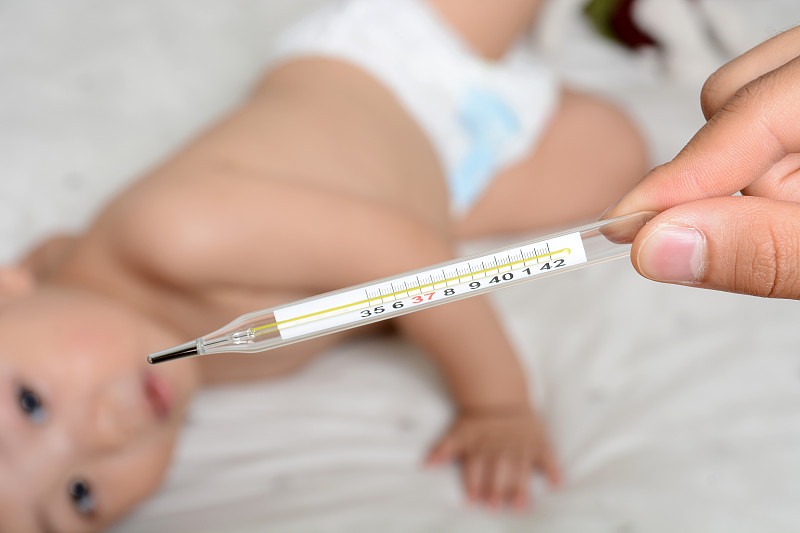 测量宝宝的体温图片素材
