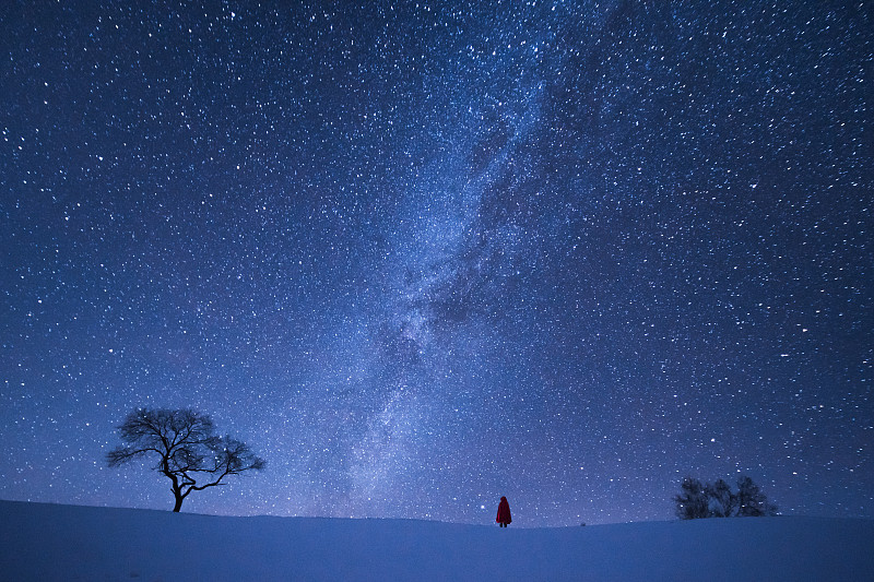 星空下的孤独一人图片
