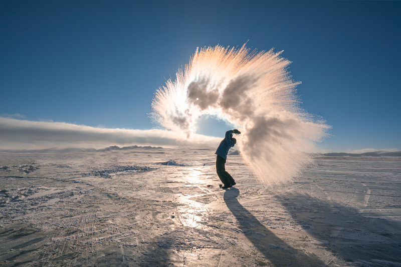 泼水成冰的旅行者图片下载