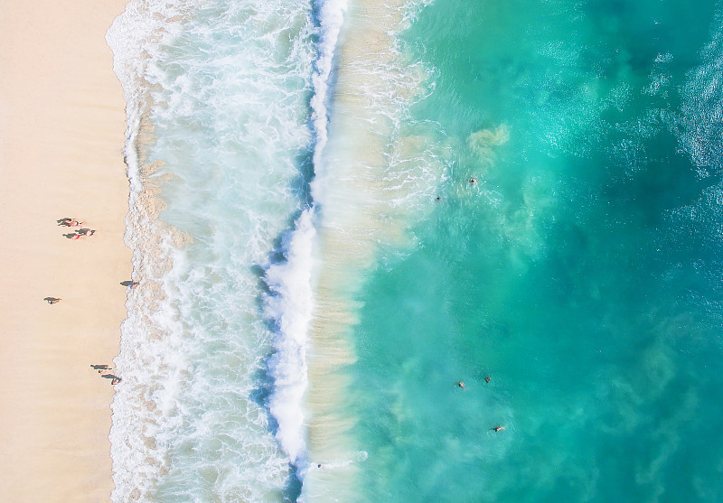 巴厘岛蓝天白云下印度洋边海浪沙滩高清航拍俯瞰全景无人大图图片素材