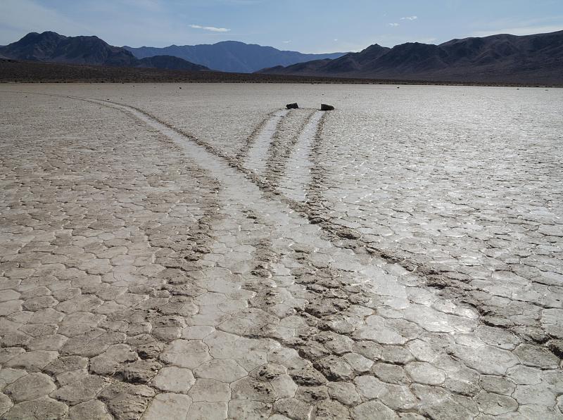 由神秘的移动岩石在“跑道”创造的轨道，一个干燥的湖床或盐湖，死亡谷，死亡谷国家公园，美国，加利福尼亚，北美图片下载