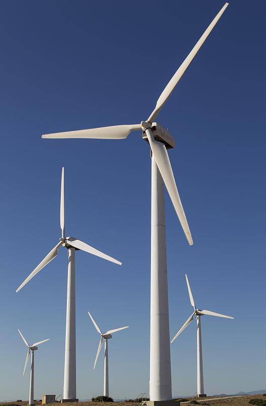 欧洲西班牙安达卢西亚加的斯省塔里法附近风力发电场上的风车图片下载