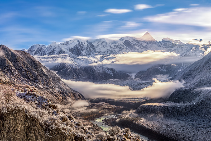 西藏林芝清晨雪山日出，云雾缭绕图片下载