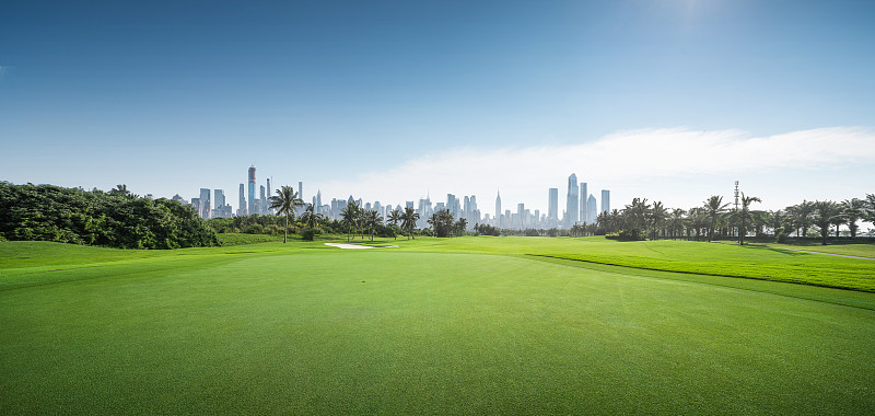 高尔夫球场与城市天际线图片下载