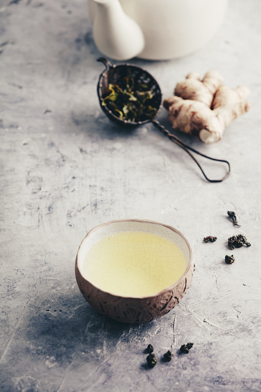茶成分与古老的中国杯绿茶和白茶图片下载