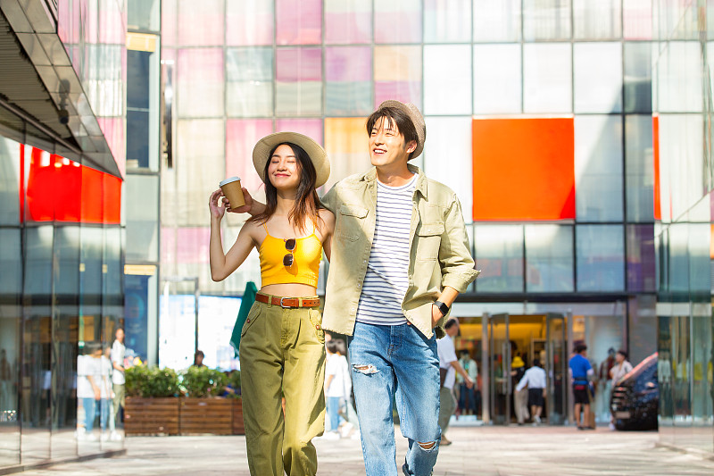青年情侣在户外商业街逛街旅游图片素材