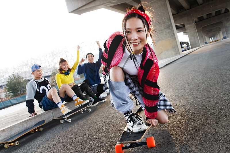 玩滑板的年轻人图片下载