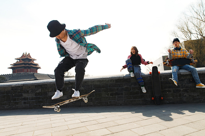 玩滑板的年轻人图片素材