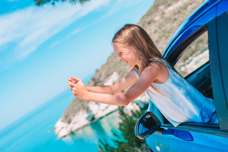 小女孩的假期旅行汽车夏季假期和汽车旅游概念图片素材