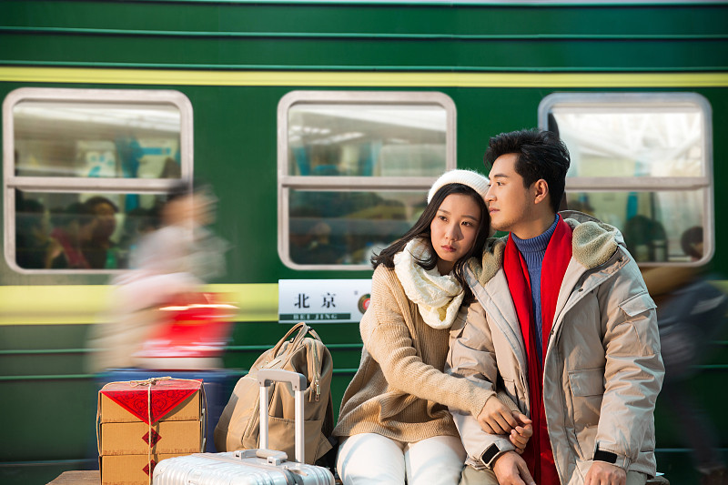 在火车站台上的青年情侣图片下载