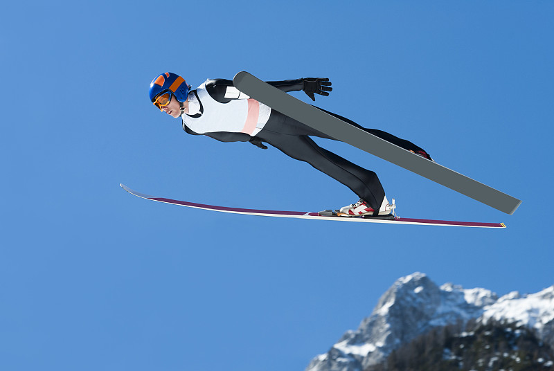 跳台滑雪对抗蓝天图片下载