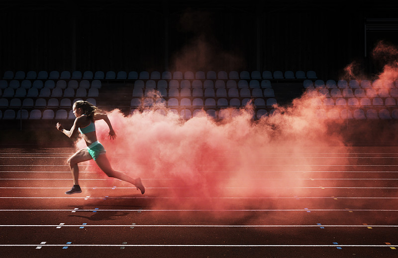 运动员在红烟中奔跑图片下载
