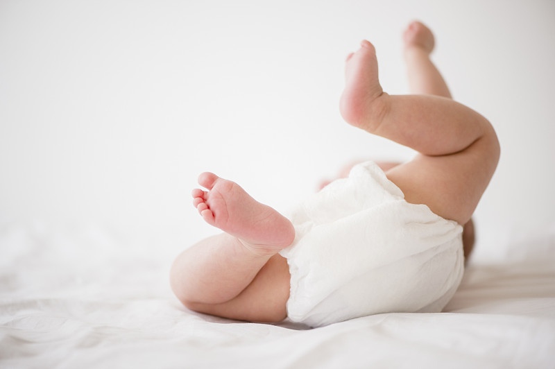 女婴(2-5个月)躺在床上图片素材