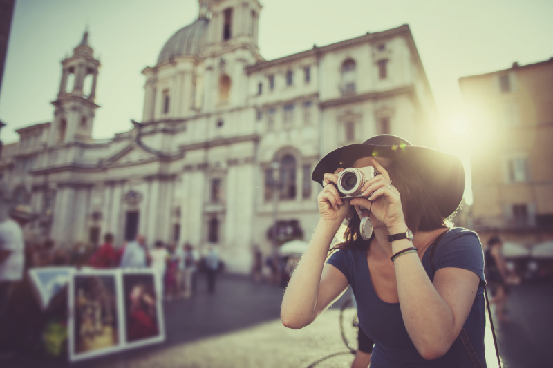 罗马孤独的女游客图片素材