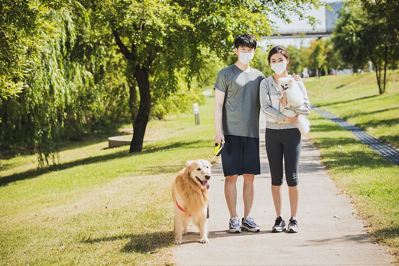 戴着口罩的夫妇带着狗狗图片下载