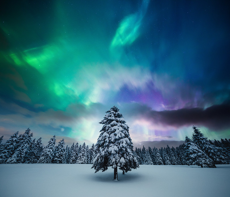 冬季景观与北极光图片素材