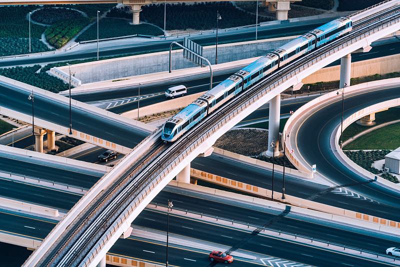 阿联酋迪拜的高速公路和地铁交叉口图片素材