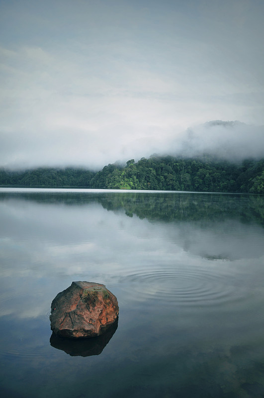 湖上的岩石对天空的风景图片素材