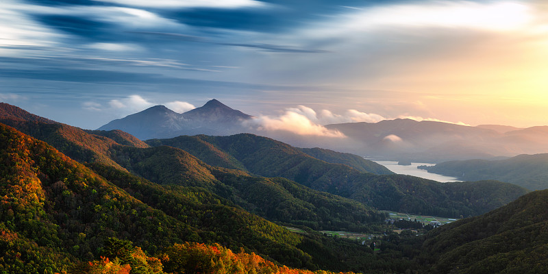 日落下的日本高地全景图片下载