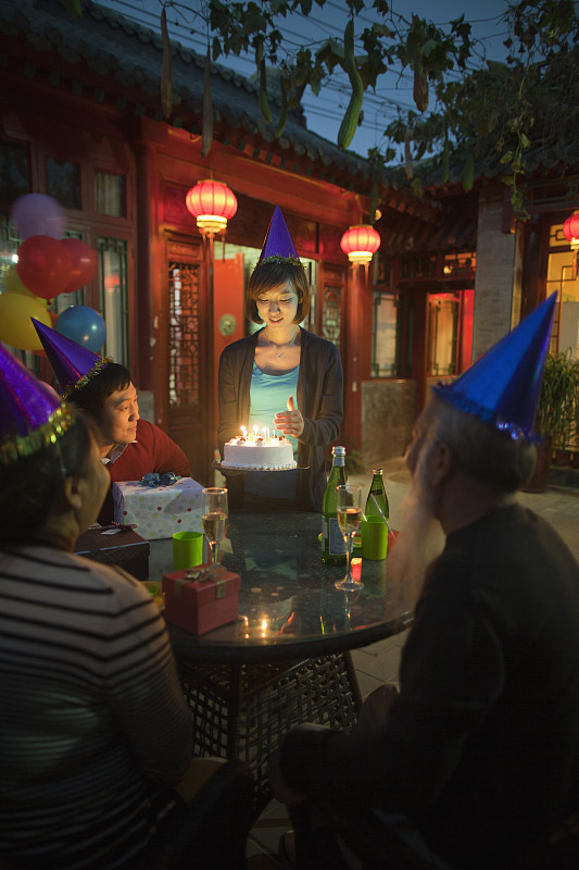 中国家庭在户外庆祝生日图片素材