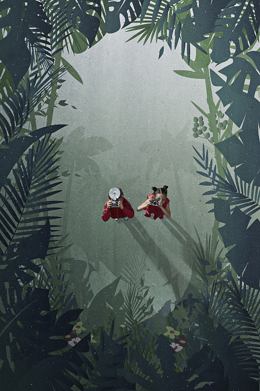 女孩和男孩站在画的虚构的丛林风景与相机图片素材