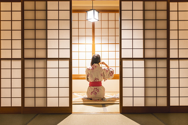 在传统日式旅馆里梳头的女人图片素材
