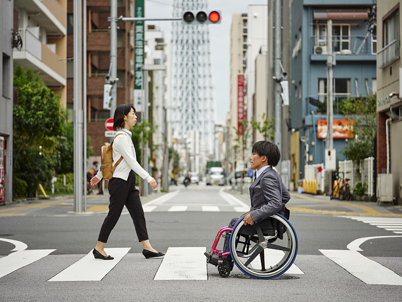 坐轮椅的日本男人和年轻女人图片下载